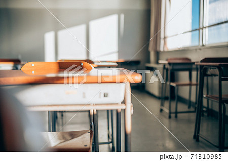 学校の教室 74310985