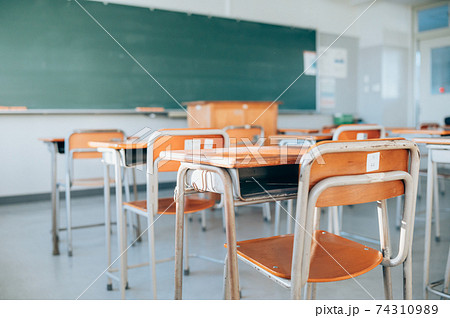 学校の教室 学校の教室 74310989