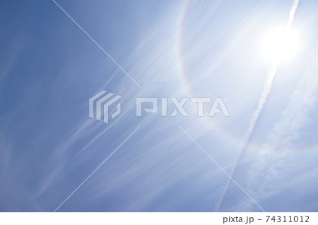 彗星のような太陽と雲とハロと飛行機雲 彗星のような太陽と雲とハロと飛行機雲 74311012