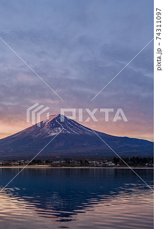薄曇り空と夜明けの逆さ富士の写真素材 [74311097] - PIXTA