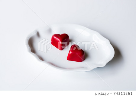 鮮やかな赤のハートチョコレート 74311261