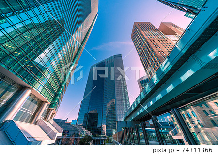 日本の東京都市景観 緊急事態宣言下の汐留・オフィス街などを望む 74311366