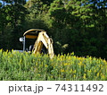 田舎のショベルカー 74311492