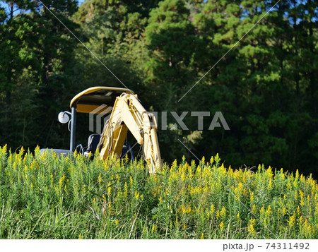 田舎のショベルカー 74311492