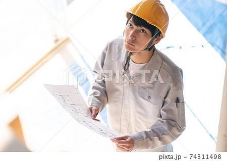 建築現場で働くビジネスマン 74311498