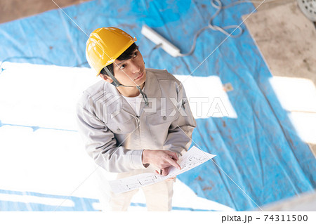 建築現場で働くビジネスマン　見上げる 74311500