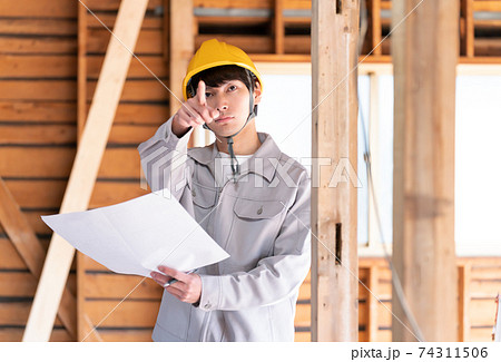 建築現場で働くビジネスマン 74311506