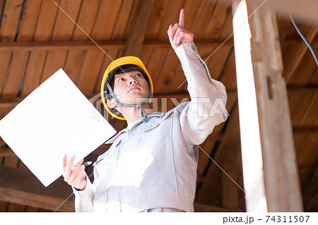 建築現場で働くビジネスマン 建築現場で働くビジネスマン 74311507