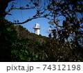 木々の隙間から覗く灯台 74312198