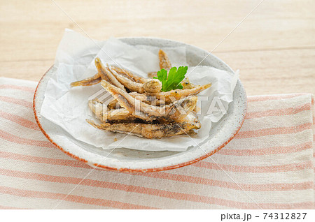 小イワシの唐揚げ 小イワシの唐揚げ 74312827