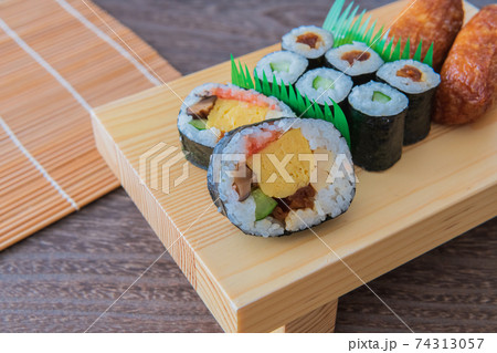 太巻 助六寿司 寿司下駄イメージ 背景用素材 太巻 助六寿司 寿司下駄イメージ 背景用素材 74313057