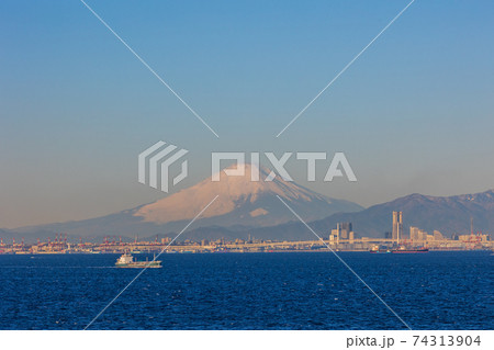 海ほたるPAから眺める、東京湾を行きかう船と富士山 74313904