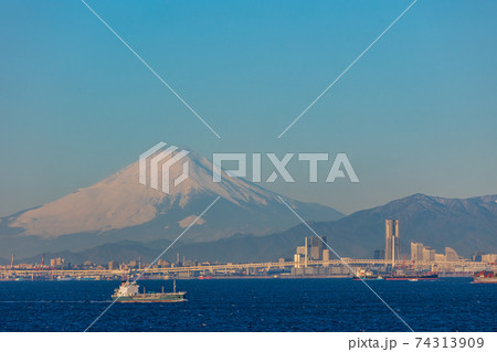 海ほたるPAから眺める、東京湾を行きかう船と富士山 74313909