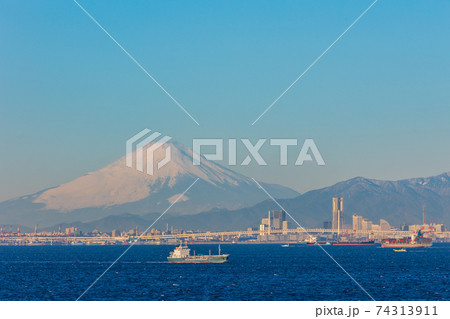 海ほたるPAから眺める、東京湾を行きかう船と富士山 74313911
