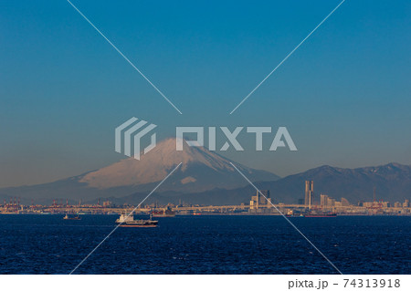 海ほたるPAから眺める、東京湾を行きかう船と富士山 74313918