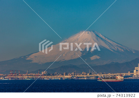 海ほたるPAから眺める、東京湾を行きかう船と富士山 74313922
