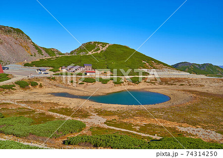 岐阜県(長野県)乗鞍岳の富士見岳の北側の麓から魔王岳,鶴ヶ池,山荘方面を見る 74314250