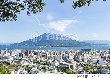 鹿児島県鹿児島市　城山公園展望台から望む晴天の桜島 74315659