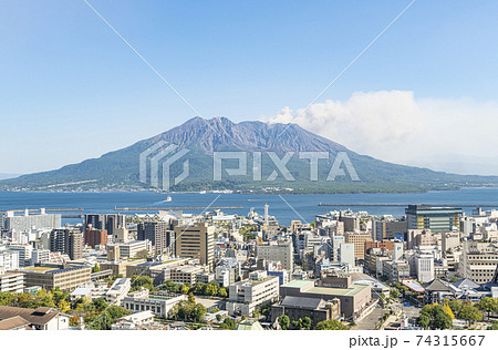 鹿児島県鹿児島市　城山公園展望台から望む噴煙を上げる桜島 74315667