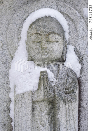 雪をかぶる合掌したお地蔵様 74315752