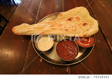 インドカレーのランチ 大きなナン キーマカレー エビカレー インドカレーのランチ 大きなナン キーマカレー エビカレー 74316101