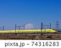 雪の積もった富士山とドクターイエロー 74316283