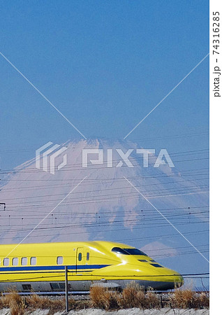 壮大な富士山とドクターイエロー 壮大な富士山とドクターイエロー 74316285