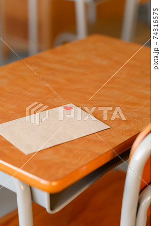 机に置かれた手紙　 74316575