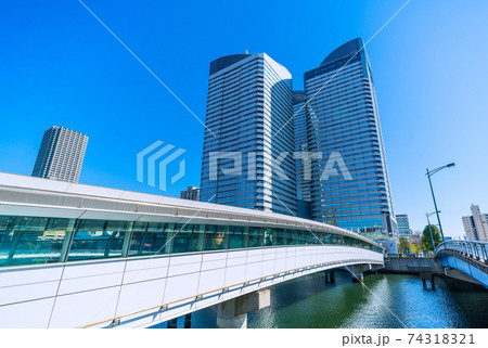 日本の東京都市景観　トリトンブリッジや晴海トリトンスクエアなどを望む 74318321