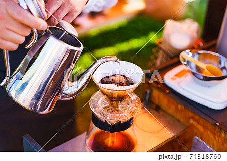 バリスタ コーヒー 淹れる 【カフェ イメージ】 バリスタ コーヒー 淹れる 【カフェ イメージ】 74318760
