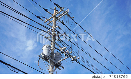 街に張り巡らされた電信柱02 街に張り巡らされた電信柱02 74318766