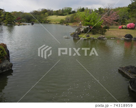 大阪府吹田市千里万博公園の日本庭園 大阪府吹田市千里万博公園の日本庭園 74318959