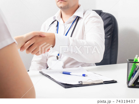 The doctor shakes hands with the girl for cooperation in the field of medicine. The concept of drafting contracts and continuing education and medical business in paid medicine. Ministry of health 74319437
