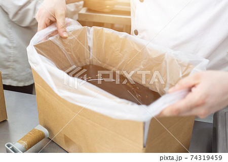 Packing of hot chocolate and chocolate paste in the manufacture of confectionery. Making custard condensed milk and cream for cakes, raw materials Packing of hot chocolate and chocolate paste in the manufacture of confectionery. Making custard condensed milk and cream for cakes, raw materials 74319459