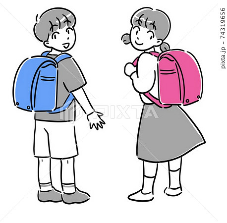 ランドセルを背負って振り向く男の子と女の子 74319656