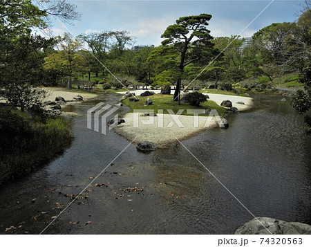 大阪府吹田市千里万博公園の日本庭園の松の洲浜 大阪府吹田市千里万博公園の日本庭園の松の洲浜 74320563