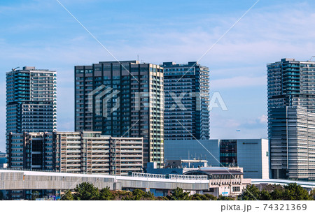 日本の東京都市景観　タワーマンションやゆりかもめ・有明テニスの森駅などを望む 74321369