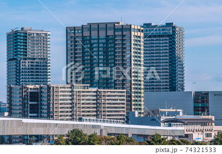 日本の東京都市景観　タワーマンションやゆりかもめ・有明テニスの森駅などを望む（右奥に航空機） 74321533