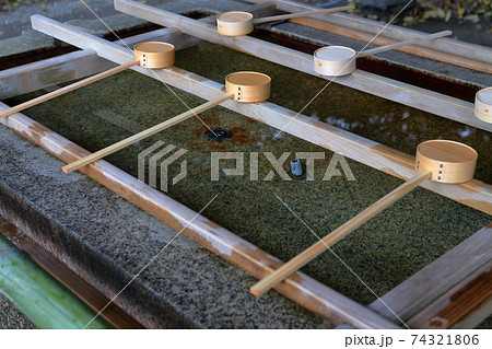 上知我麻神社の手水舎（熱田神宮　愛知県 名古屋市 熱田区） 74321806