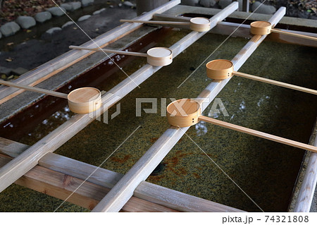 上知我麻神社の手水舎（熱田神宮　愛知県 名古屋市 熱田区） 74321808