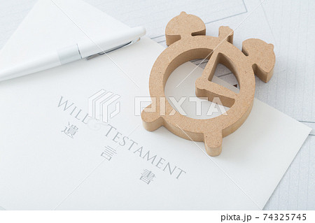 遺言書と時計　物撮り 74325745