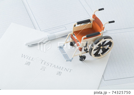 遺言書と車椅子　物撮り 74325750