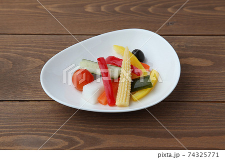 野菜のピクルス 酢漬け 木のテーブル 74325771