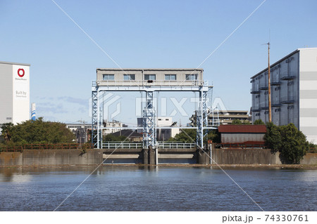足立区鹿浜：増水した新芝川と領家水門（令和元年台風19号） 74330761