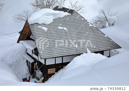厳冬の雪に埋まる曲り家　福島県只見町 74330812