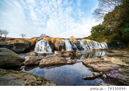 菊池渓谷の下流に流れる水量豊富な横滝の絶景 74330894