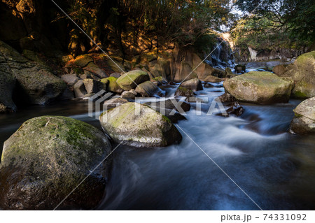 菊池渓谷の下流に流れる水量豊富な横滝の絶景 74331092