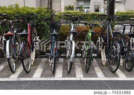駅周辺の自転車置き場の光景 駅周辺の自転車置き場の光景 74331980