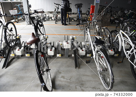 駅周辺の自転車置き場の光景 74332000