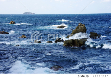 阿武町宇田郷の荒海の海岸 74332637